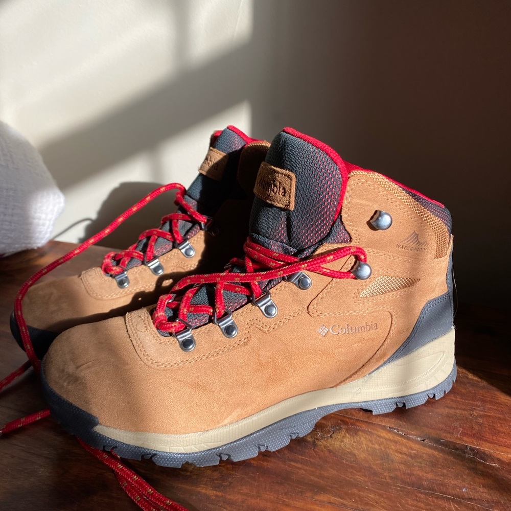 Women’s Columbia hiking boots Size 10